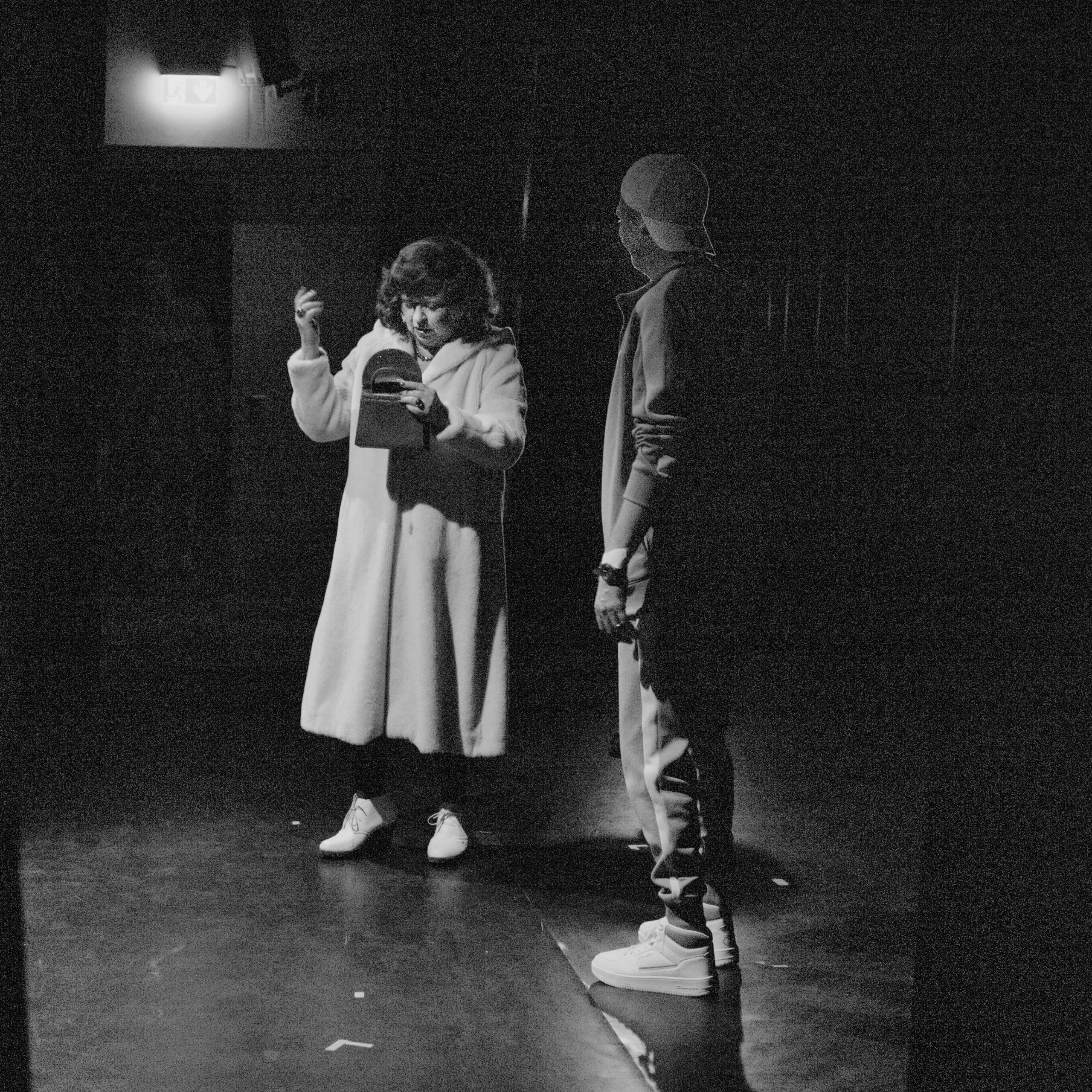 Ms. French bekommt ihre Tasche zurück...und trifft Leonard Vole