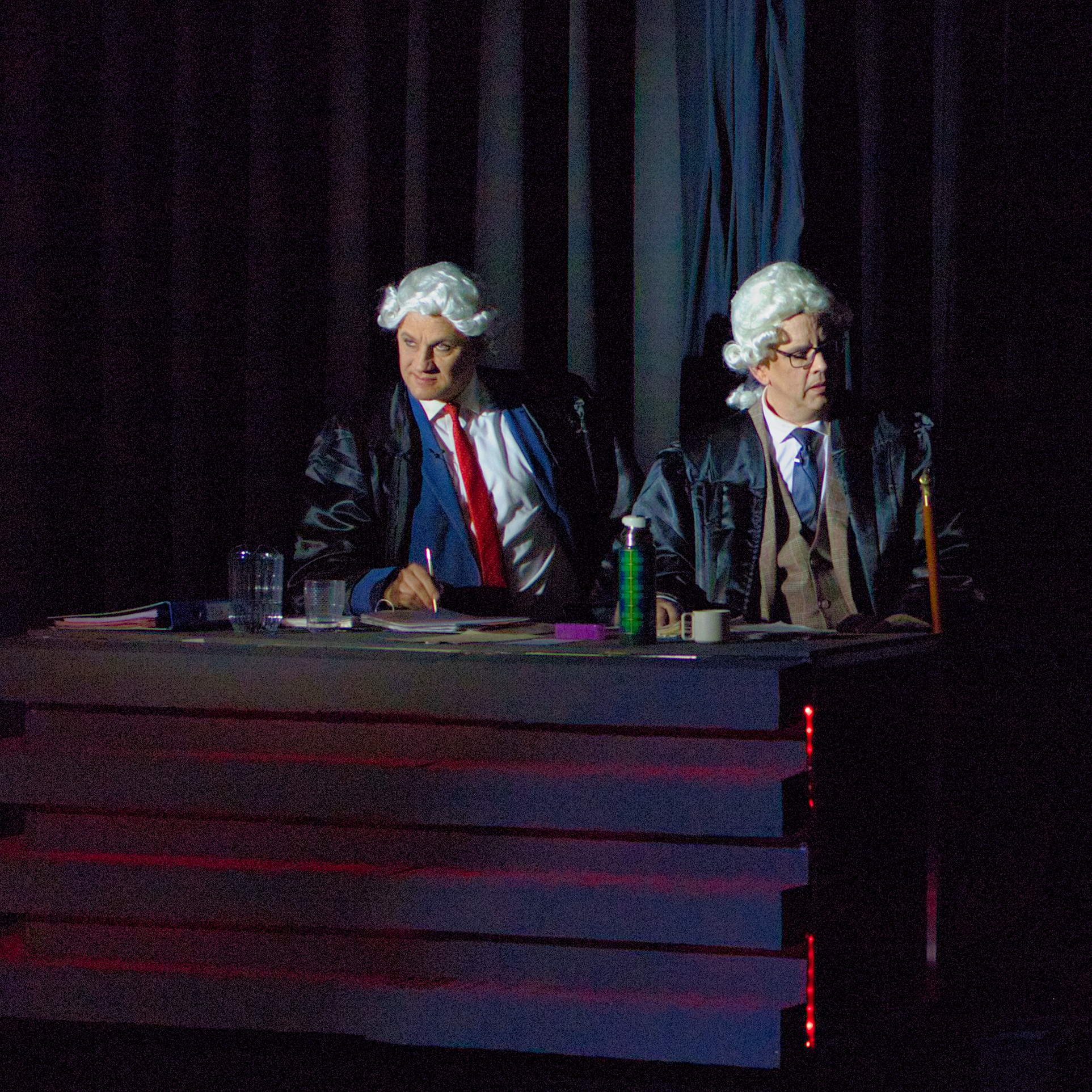 Mr. Brogan Moore und Sir Wilfried im Gericht.