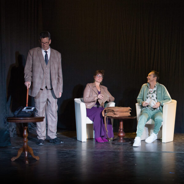 Sir Wilfried empfängt Ms. Mayhew und Leonard Vole.