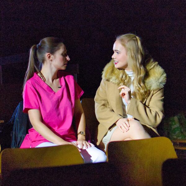 Ms. Plimsol und Diana diskutieren.