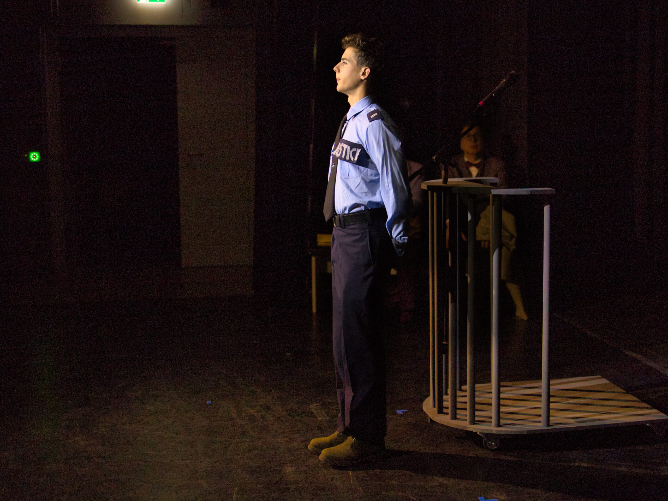 Der Justizbeamte ruft den nächsten Zeugen auf.